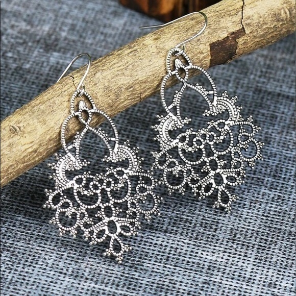🍁🍁🍁Silver lace drop earrings with stainless steel hooks - Picture 4 of 4